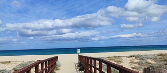 NEW HOUSE, & FENCED GARDEN, PRIVATE PARKING NEAR BEACHES.