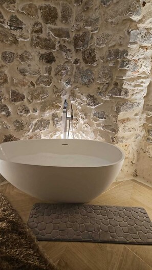 Dusj, hårføner og toalettpapir