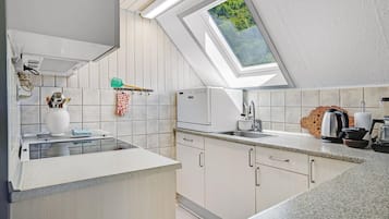 Frigorífico, placa de cocina y cafetera o tetera