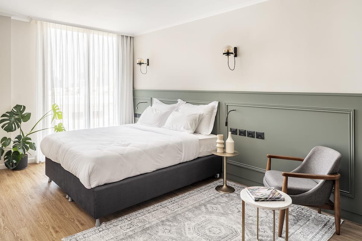 Habitación Premium | Sábanas de algodón egipcio, ropa de cama de alta calidad y minibar