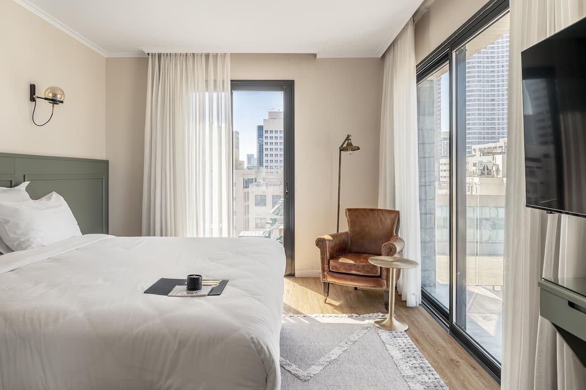 Habitación Premium, balcón | Sábanas de algodón egipcio, ropa de cama de alta calidad y minibar