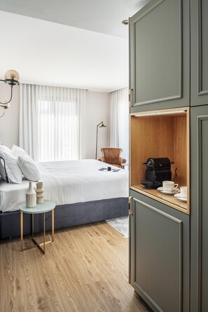 Premium-Zimmer, Balkon | Bettwäsche aus ägyptischer Baumwolle, hochwertige Bettwaren, Minibar