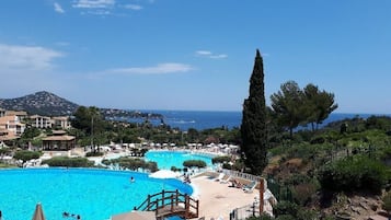 Una piscina al aire libre, una piscina climatizada