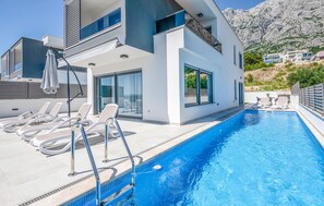 Outdoor pool - Beautiful home in Makarska (Makarska)