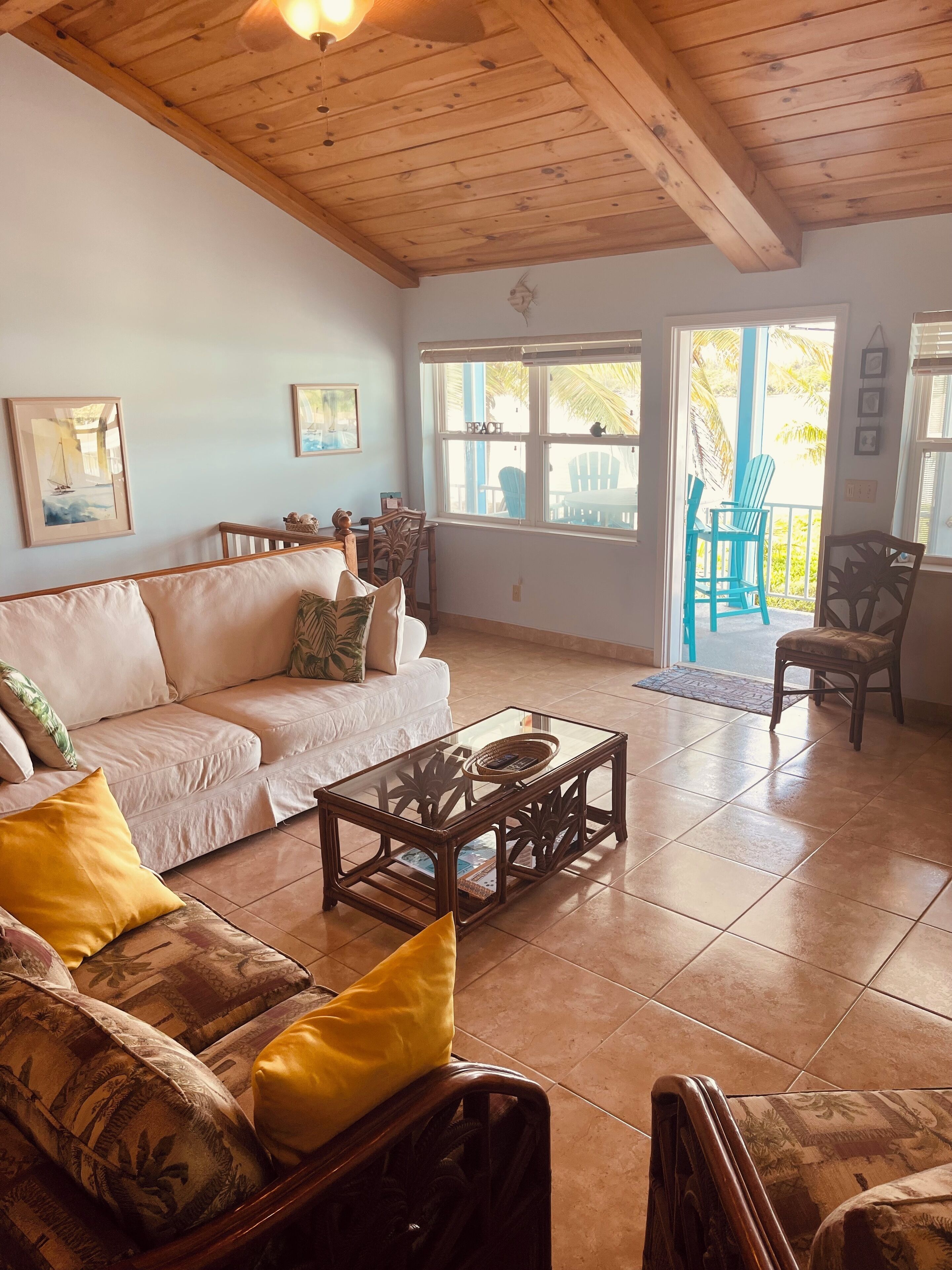 Smart-tv och ett bordtennisbord