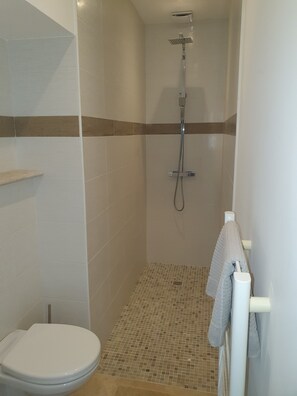 Dusche, Haartrockner, Toilettenpapier