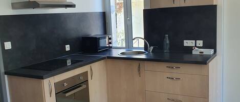 Een koelkast, een magnetron, een oven, een kookplaat