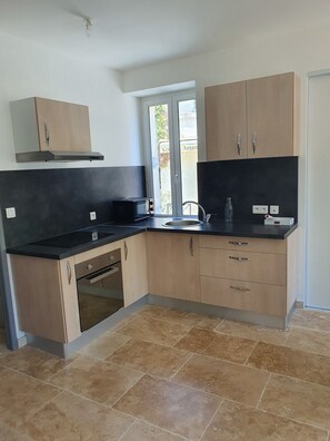 Fridge, microwave, oven, stovetop - Très bel Appartement au Centre du Village (Callas)