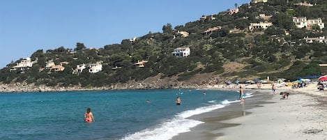 Una spiaggia nelle vicinanze
