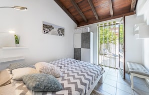 2 bedrooms, travel crib, free WiFi, bed sheets