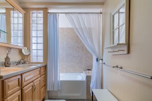 Combined shower/bathtub, hair dryer - The Penthouse-Your Downtown Paso Robles Destination! (Paso Robles)