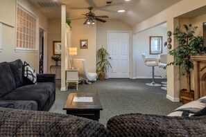 Smart TV - The Penthouse-Your Downtown Paso Robles Destination! (Paso Robles)