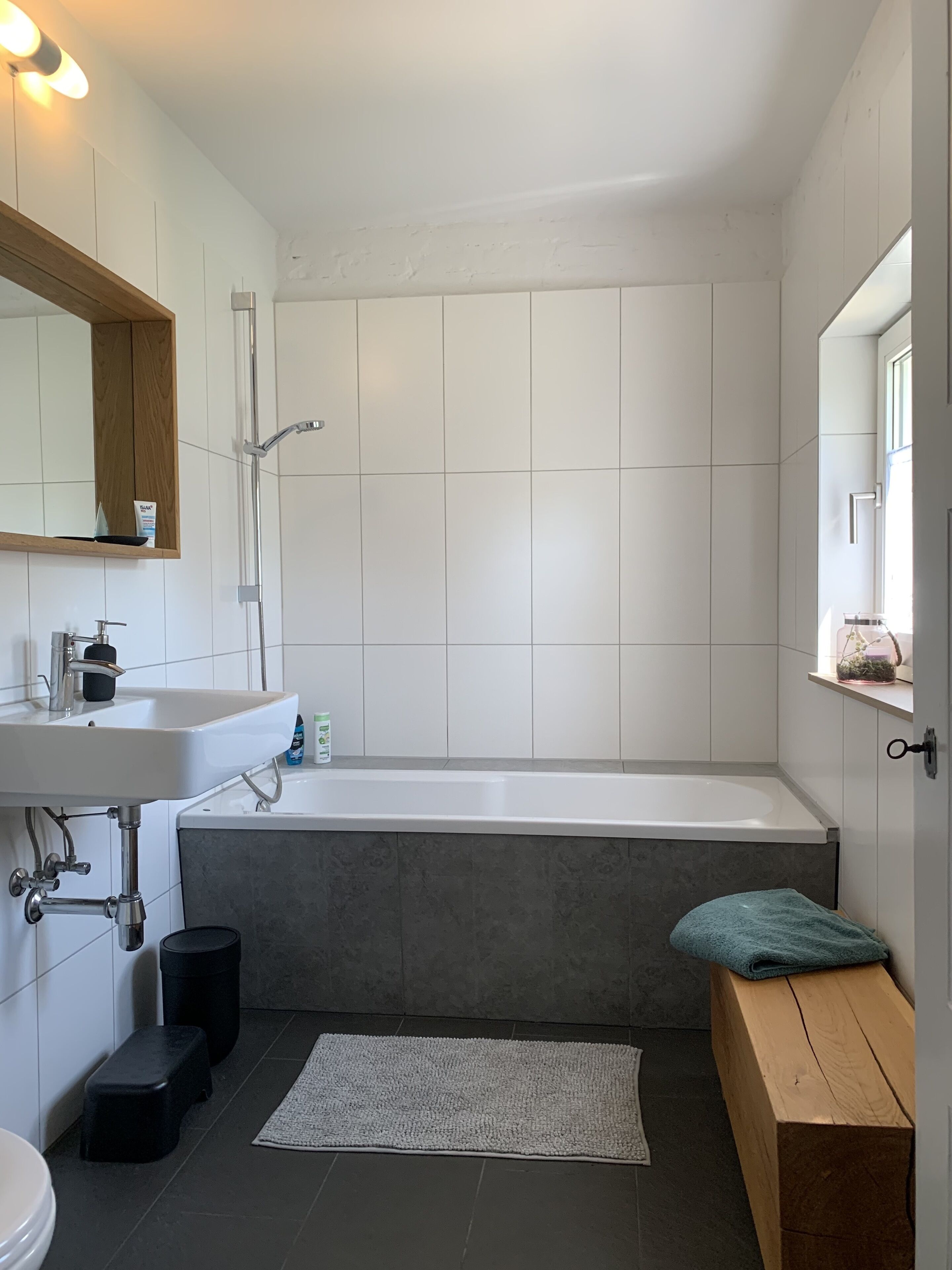 Ensemble douche/baignoire, sèche-cheveux, serviettes fournies, savon