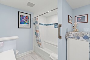 Combined shower/tub, towels