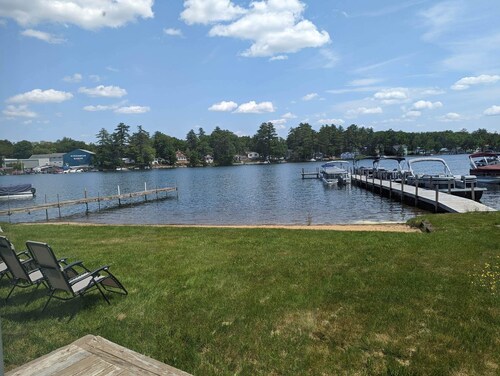 Winnisquam Lakeside Funky Ski Chalet w-Sandy Beach & Boat Docks