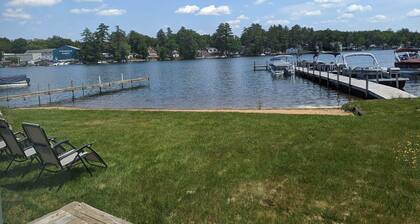 Winnisquam Lakeside Funky Ski Chalet w-Sandy Beach & Boat Docks