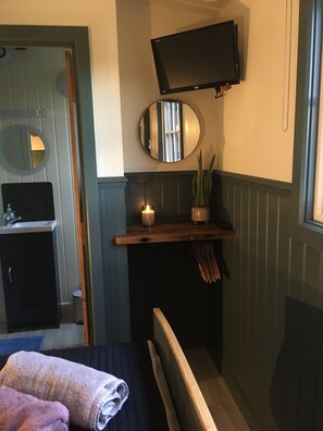 1 bedroom, free WiFi, bed sheets - SHEPHERD'S RETREAT (Alderholt)