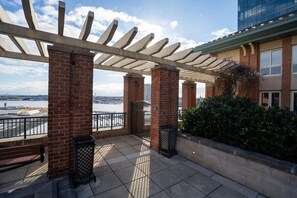 Terrace/patio - Beautiful 2 Bedroom Fully Furnished Apartment on Harborfront (Baltimore)