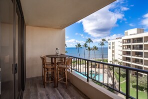 Outdoor dining - Oceanfront - Sugar Beach 502 (Kihei)