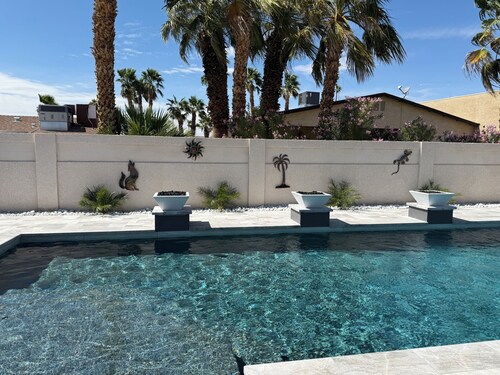 NEW luxury Pool & Spa ~RV/Boat Parking ~5 minutes to Lake ~Walk to Downtown