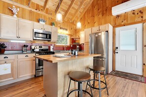 冷蔵庫、電子レンジ、オーブン、コンロ