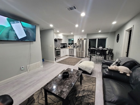 Smart TV. Nice house between two beaches