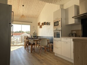 Réfrigérateur, four à micro-ondes, un four, surface de cuisson