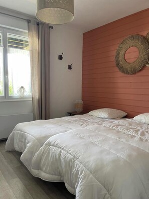 6 bedrooms, iron/ironing board, travel cot, free WiFi
