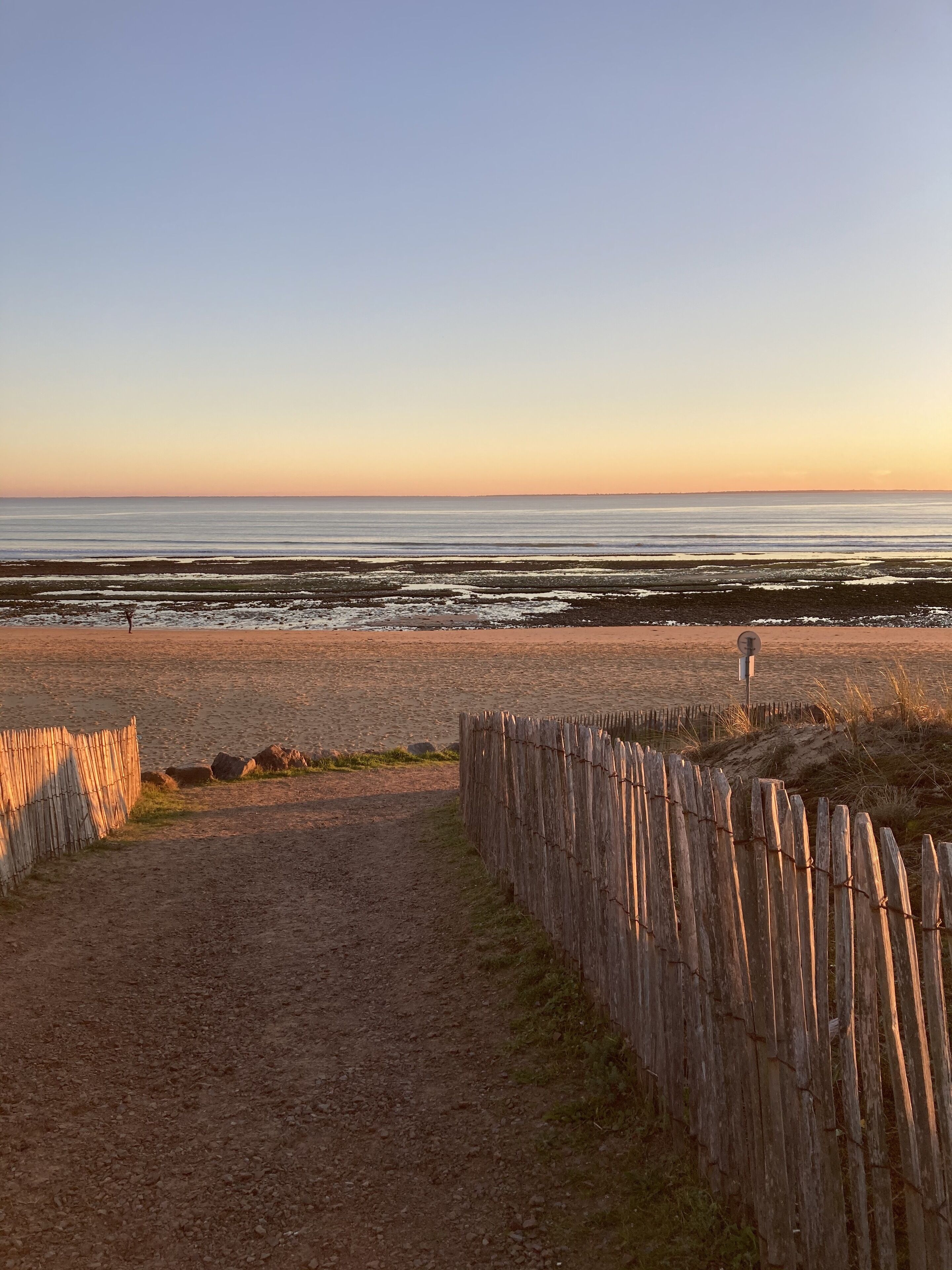 Una playa cerca, sillas reclinables de playa