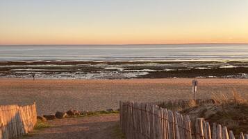 Una playa cerca, sillas reclinables de playa