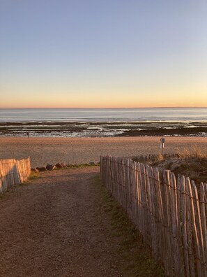 Plage à proximité, chaises longues