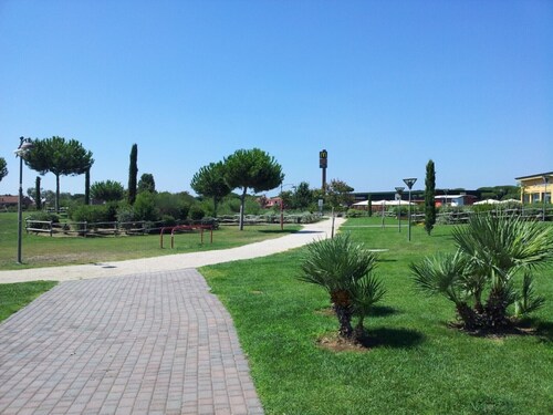 Villa Sleeps 6 With Garden and Gym