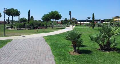 Villa Sleeps 6 With Garden and Gym