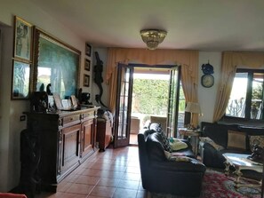 Villa | Salle de séjour | Télévision de 30 pouces avec chaînes numériques, cheminée