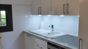 Een koelkast, een oven, een kookplaat, een vaatwasser