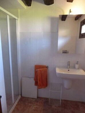 Douche, séchoir à cheveux, serviettes fournies