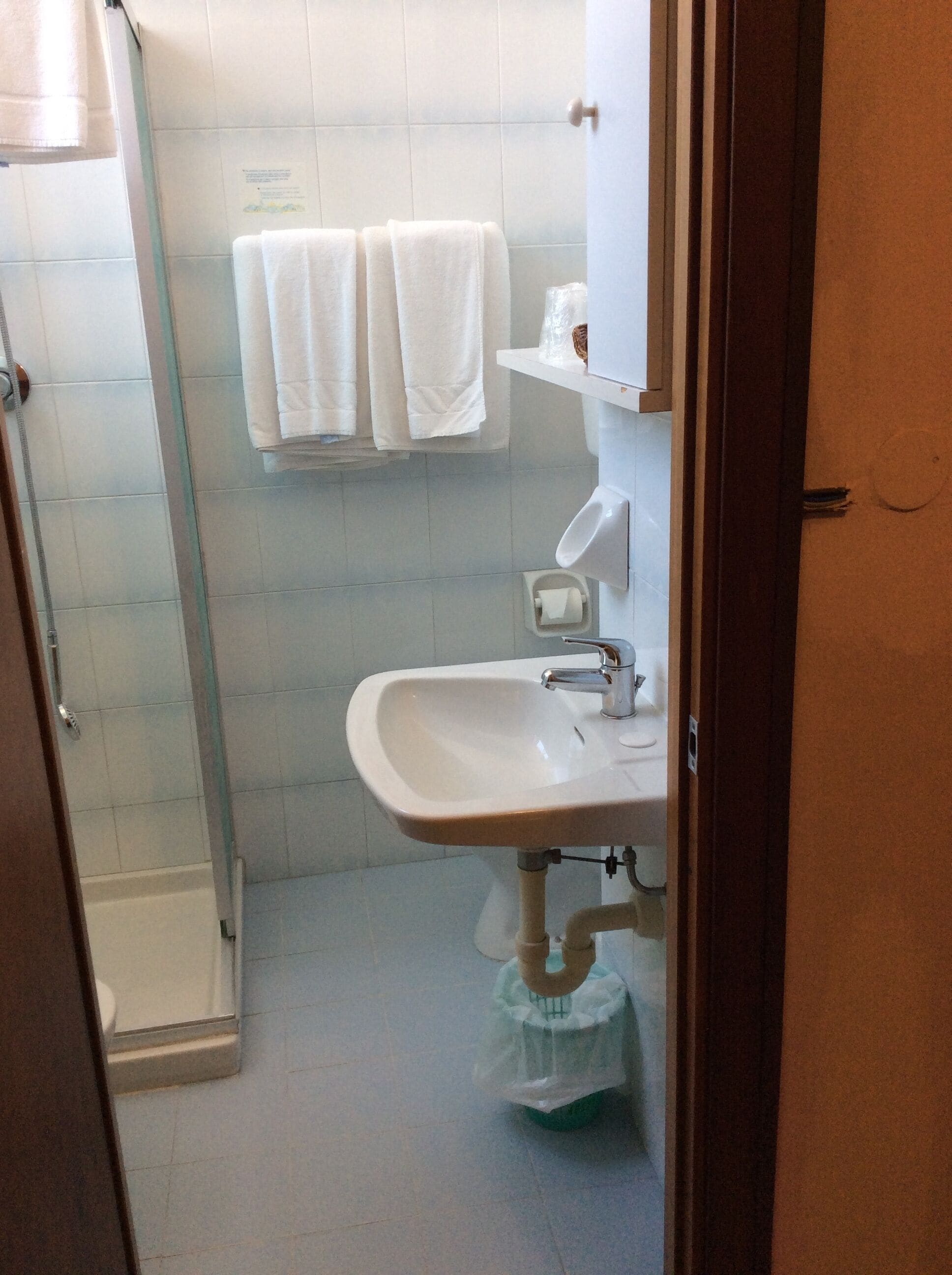 Kylpyhuone, jossa on suihku, pesuallas ja wc.