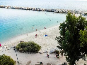 Playa en los alrededores, camastros y toallas de playa 