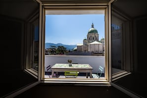 Panorama tweepersoonskamer, terras | Een bureau, een laptopwerkplek, verduisterende gordijnen