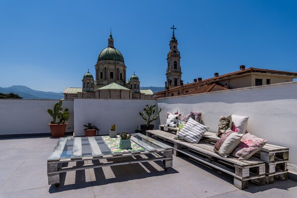 Panorama tweepersoonskamer, terras | Een bureau, een laptopwerkplek, verduisterende gordijnen