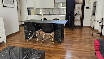Apartamento luxo, vista para a cidade | Cozinha privada | Chaleira elétrica