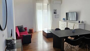 Apartamento luxo, vista para a cidade | Área de estar | TV de tela plana 40 polegadas com canais digitais, Netflix