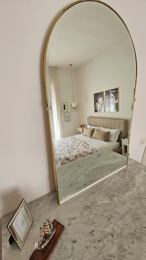 Deluxe appartement, uitzicht op de stad | Een bureau, een laptopwerkplek, verduisterende gordijnen