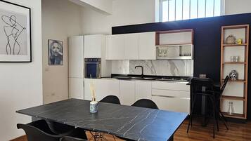 Apartamento luxo, vista para a cidade | Cozinha privada | Chaleira elétrica