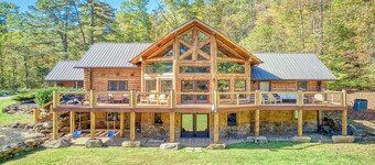 5000sq ft 6b/4.5ba Cabin on 7 Acres 15min to downtown Sylva! Huge Yard + Hot Tub!