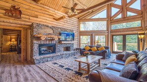 TV, fireplace - 4500sq ft 6b/4.5ba Cabin on 7 Acres 15min to downtown Sylva! Huge Yard + Hot Tub! (Sylva)