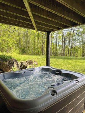 Outdoor spa tub - 4500sq ft 6b/4.5ba Cabin on 7 Acres 15min to downtown Sylva! Huge Yard + Hot Tub! (Sylva)