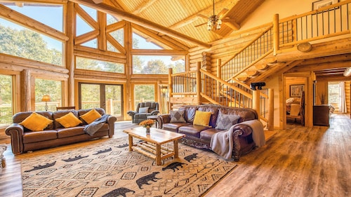 5000sq ft 6b/4.5ba Cabin on 7 Acres 15min to downtown Sylva! Huge Yard + Hot Tub!