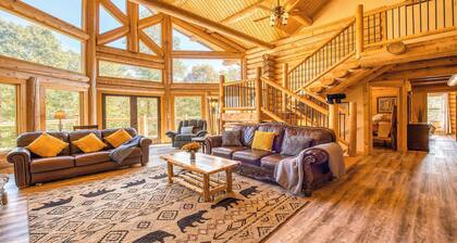 5000sq ft 6b/4.5ba Cabin on 7 Acres 15min to downtown Sylva! Huge Yard + Hot Tub!