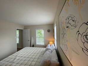 3 عدّة غرف نوم ومكواة/لوح كي وواي فاي وملاءات أسرّة